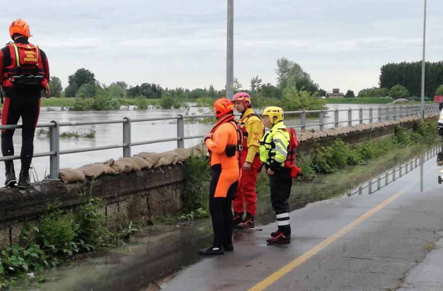 I vigili del fuoco impegnati contro la piena in transito considerata rilevante a Ponte Alto, Modena (Ansa)