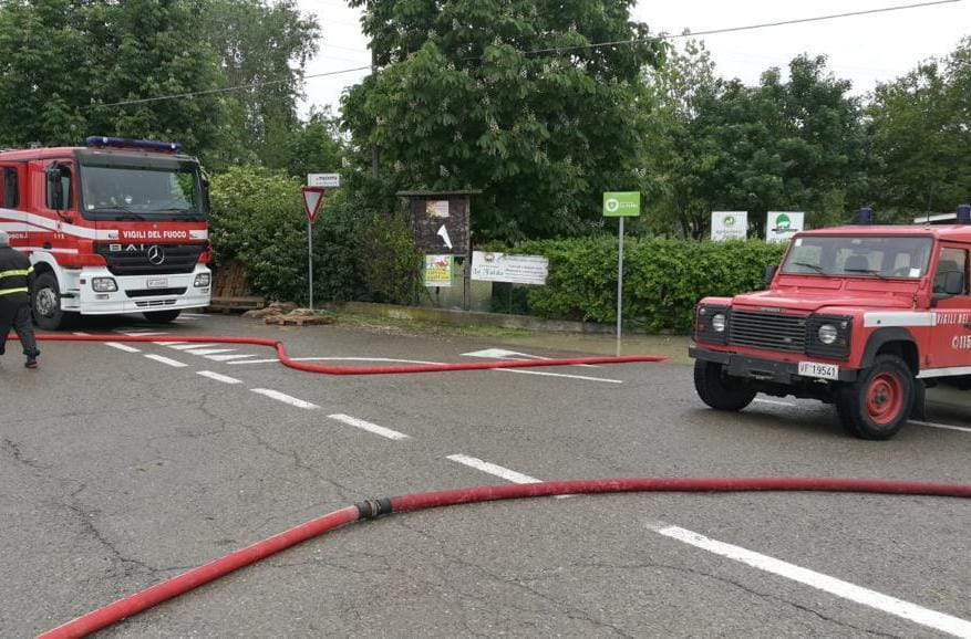 I vigili del fuoco impegnati contro la piena in transito considerata rilevante a Campogalliano (Ansa)