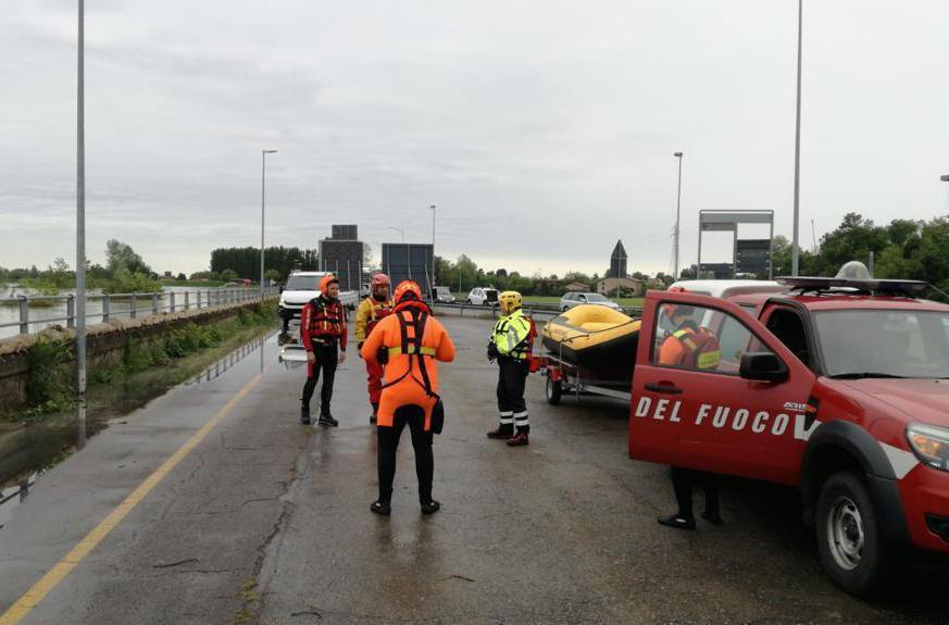 I vigili del fuoco impegnati contro la piena in transito considerata rilevante a Ponte Alto, Modena (Ansa)