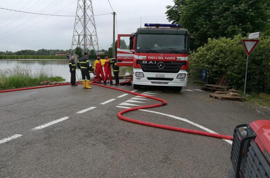 I vigili del fuoco impegnati contro la piena in transito considerata rilevante a Campogalliano (Ansa)