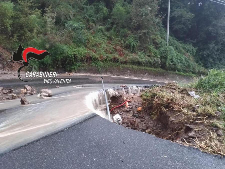 Una foto fornita dai carabinieri mostra la situazione critica, nel vibonese, per la grave ondata di maltempo che ha colpito la Calabria. Particolarmente colpita, in particolare, la fascia montana compresa tra l'Angitolano e le Serre. Sette le persone salvate a Capistrano e quattro a San Nicola, 5 ottobre 2018 ANSA/CARABINIERI/