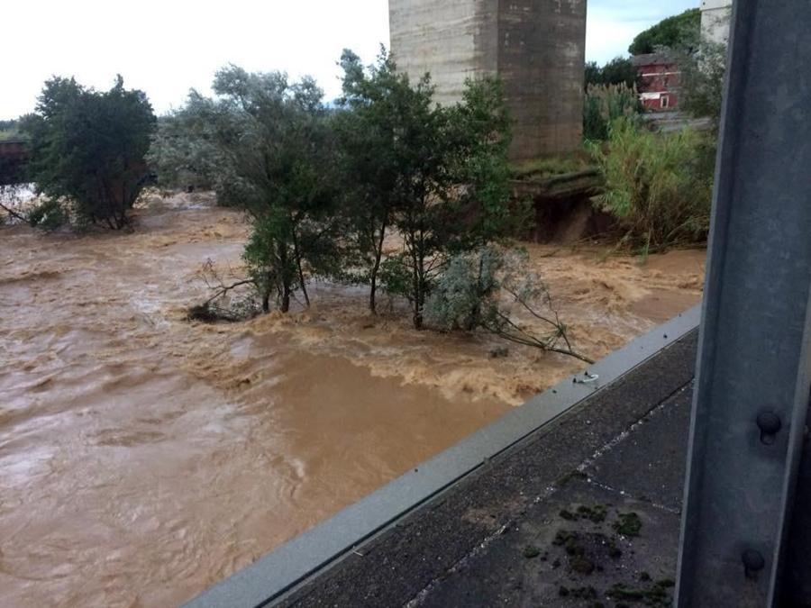 Uno dei piloni del viadotto ferroviario nel vibonese sommerso dalle acque del torrente Angitola a causa del maltempo, 5 ottobre 2018. ANSA
