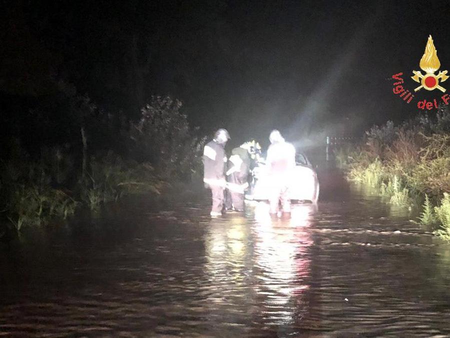 L'intervento dei vigili del fuoco in seguito agli allagamenti causati dal nubifragio, 5 ottobre 2018. ANSA/ VIGILI FUOCO