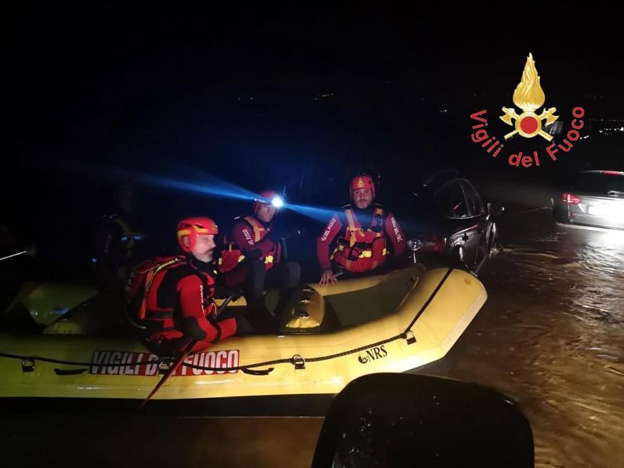 L'intervento dei vigili del fuoco in seguito agli allagamenti causati dal nubifragio, 5 ottobre 2018. ANSA/ VIGILI FUOCO