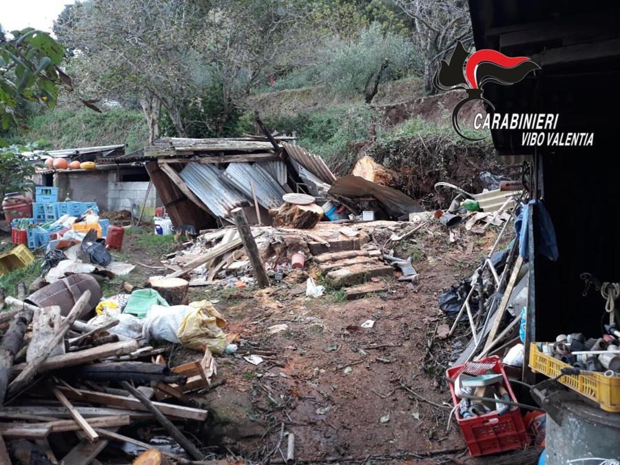 Una foto fornita dai carabinieri mostra la situazione critica, nel vibonese, per la grave ondata di maltempo che ha colpito la Calabria. Particolarmente colpita, in particolare, la fascia montana compresa tra l'Angitolano e le Serre. Sette le persone salvate a Capistrano e quattro a San Nicola, 5 ottobre 2018 ANSA/CARABINIERI/