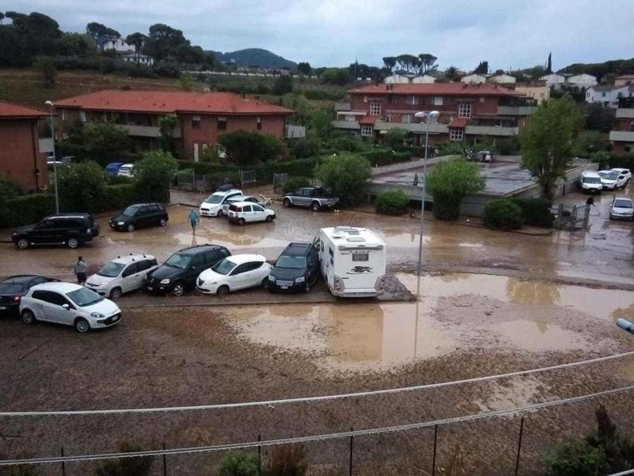 I danni causati dalla forte ondata di maltempo a Livorno, 10 settembre 2017. ANSA/PROTEZIONE CIVILE