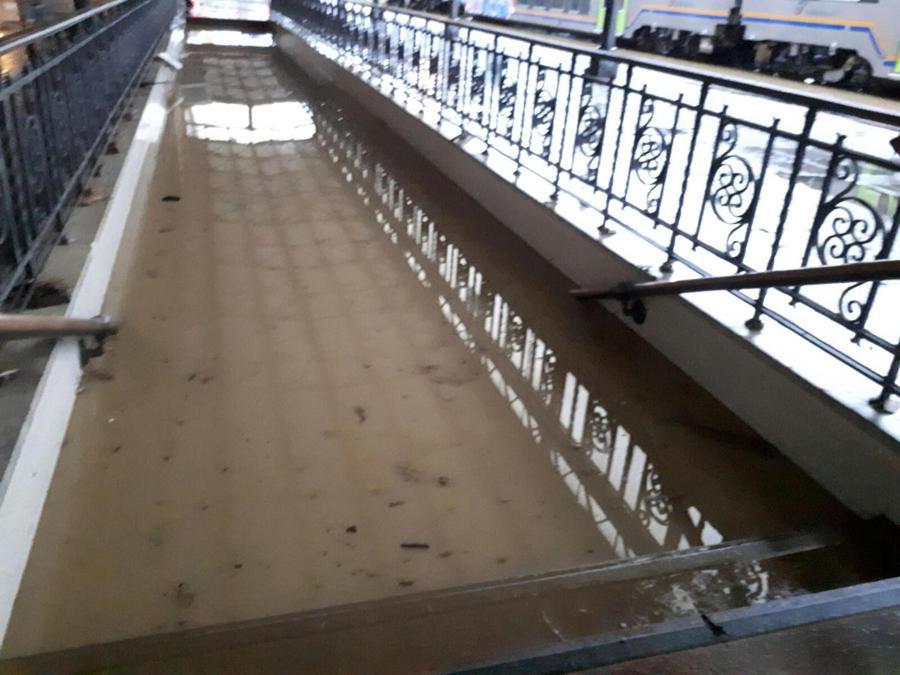 La stazione dei treni di Livorno inagibile dalle 3 della notte scorsa perché allagata e linea ferroviaria Tirrenica interrotta tra Pisa e Campiglia, nel Livornese, con i convogli deviati via Firenze-Pisa. Lo rende noto Rfi in merito ai problemi creati dalle forti piogge che hanno interessato Livorno, Pisa e la costa. ANSA/RFI