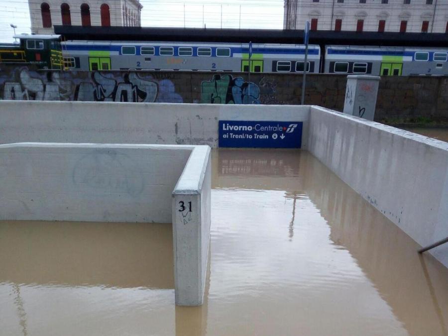 La stazione dei treni di Livorno inagibile dalle 3 della notte scorsa perché allagata e linea ferroviaria Tirrenica interrotta tra Pisa e Campiglia, nel Livornese, con i convogli deviati via Firenze-Pisa. Lo rende noto Rfi in merito ai problemi creati dalle forti piogge che hanno interessato Livorno, Pisa e la costa. ANSA/RFI