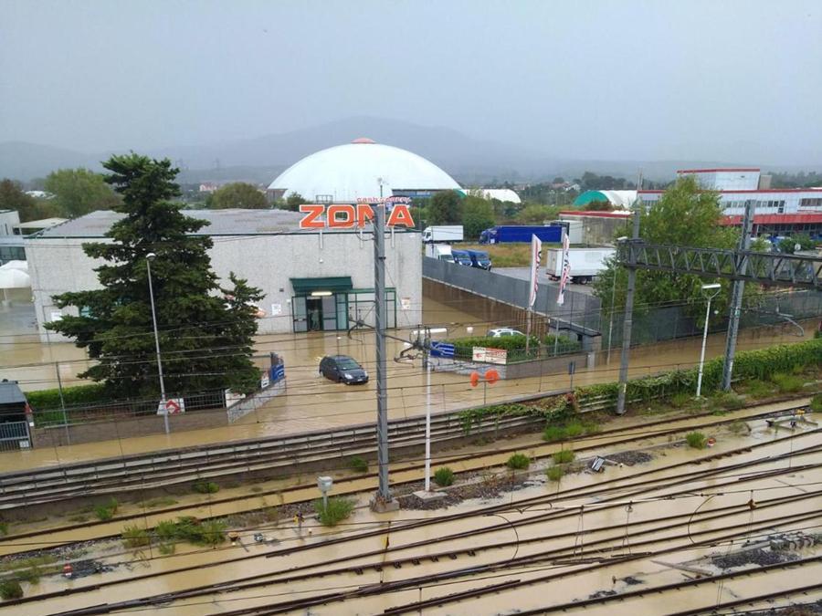 La stazione dei treni di Livorno inagibile dalle 3 della notte scorsa perché allagata e linea ferroviaria Tirrenica interrotta tra Pisa e Campiglia, nel Livornese, con i convogli deviati via Firenze-Pisa. Lo rende noto Rfi in merito ai problemi creati dalle forti piogge che hanno interessato Livorno, Pisa e la costa. ANSA/RFI