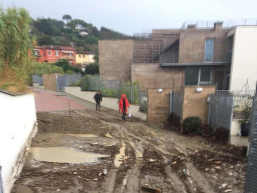 I danni causati dalla forte ondata di maltempo a Livorno, 10 settembre 2017. ANSA/PROTEZIONE CIVILE