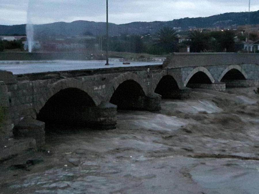 I danni causati dalla forte ondata di maltempo a Livorno, 10 settembre 2017. ANSA/PUBBLICA ASSISTENZA