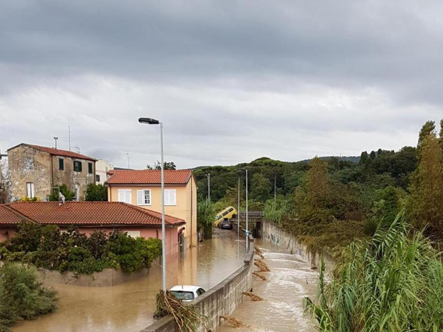 I danni causati dalla forte odata di maltempo a Livorno, 10 settembre 2017. ANSA/PUBBLICA ASSISTENZA