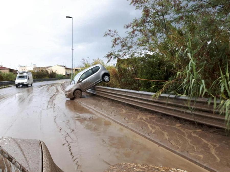 I danni causati dalla forte odata di maltempo a Livorno, 10 settembre 2017. ANSA/PUBBLICA ASSISTENZA