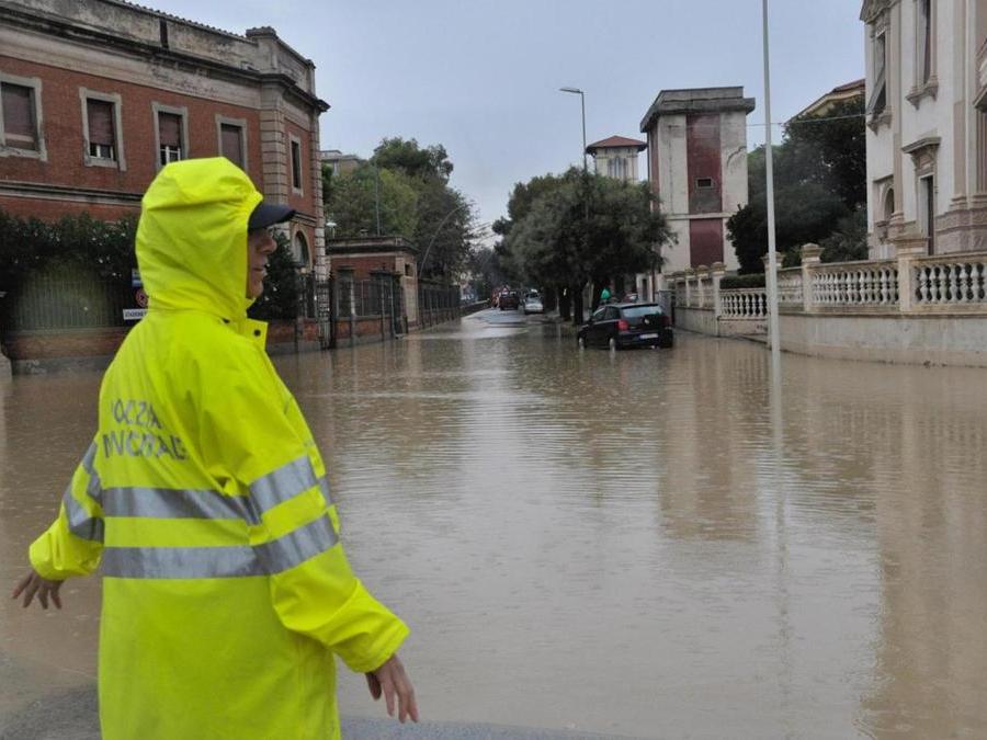 Vigili del fuoco e volontari nel luogo dove quattro corpi sono stati trovati in uno scantinato di via Nazzario Sauro, Livorno, 10 settembre 2017. ANSA/ALESSIO NOVI