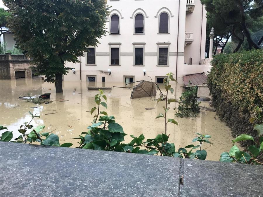 Case e strade sommerse dall'acqua a causa dall'ondata di maltempo che ha colpito la zona di Livorno, 10 settembre 2017. ANSA/ALESSIO NOVI