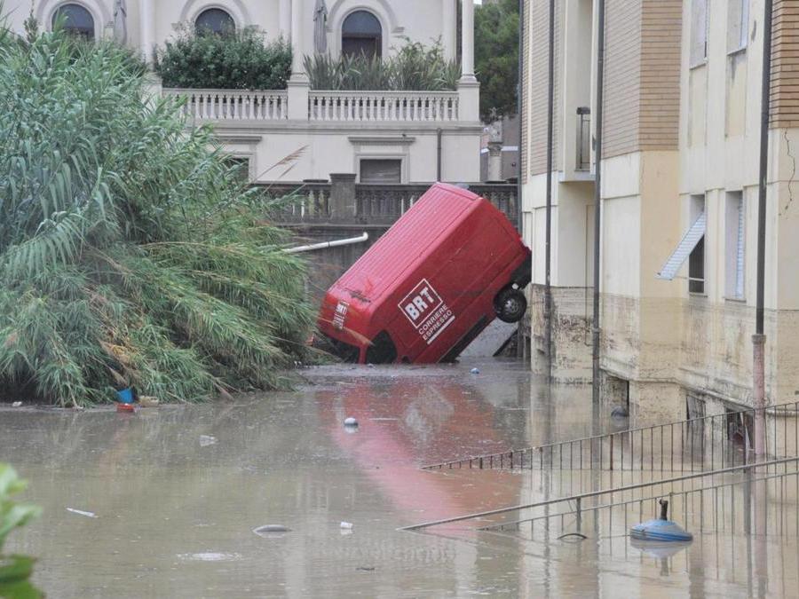Case e strade sommerse dall'acqua a causa dall'ondata di maltempo che ha colpito la zona di Livorno, 10 settembre 2017. ANSA/ALESSIO NOVI