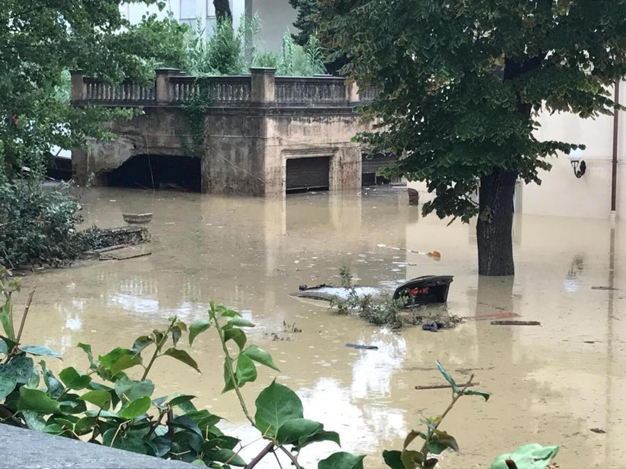 Case e strade sommerse dall'acqua a causa dall'ondata di maltempo che ha colpito la zona di Livorno, 10 settembre 2017. ANSA/ALESSIO NOVI