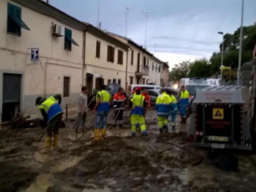 Una foto fornita dall'organizzazione delle Misericordie della Toscana mostra i danni causati dal maltempo a Montenero, 10 settembre 2017. ANSA/FEDERAZIONE REGIONALE MISERICORDIE DELLA TOSCANA