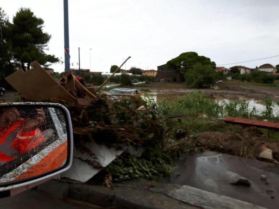 I danni causati dalla forte odata di maltempo a Livorno, 10 settembre 2017. ANSA/PUBBLICA ASSISTENZA