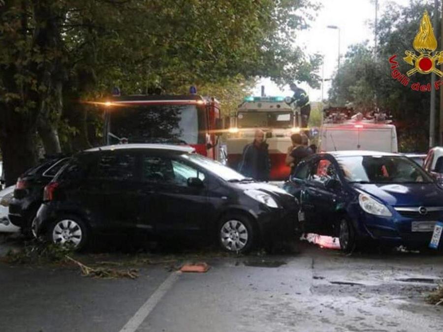 Macchine trascinate dall'ondanta di acqua che ha sommerso parte di Livorno, 10 settembre 2017. ANSA/VIGILI DEL FUOCO