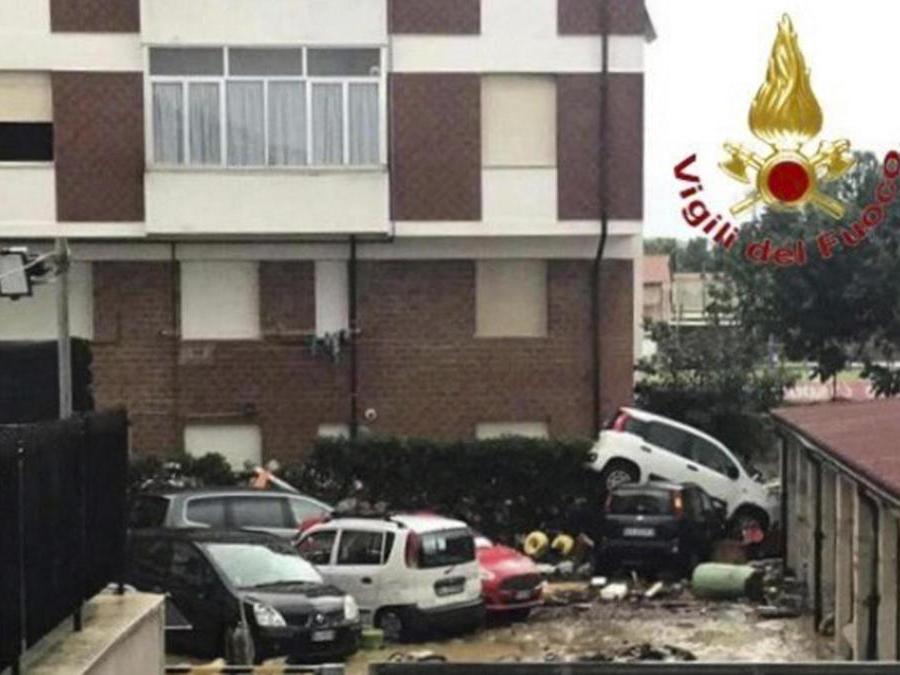 Macchine trascinate dall'ondanta di acqua che ha sommerso parte di Livorno, 10 settembre 2017. ANSA/VIGILI DEL FUOCO