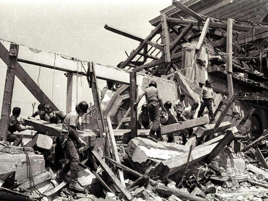 Soccorritori a lavoro dopo l'attentato alla stazione di Bologna, il 2 agosto 1980. ANSA ARCHIVIO 97543