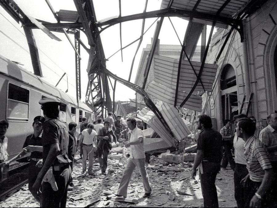 Soccorritori a lavoro dopo l'attentato alla stazione di Bologna, il 2 agosto 1980. ANSA ARCHIVIO 97543