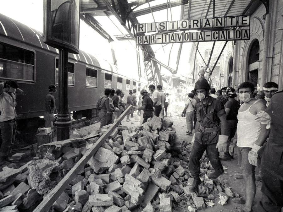 Il lavoro dei soccorritori subito dopo la strage di Bologna del 2 agosto 1980. ANSA