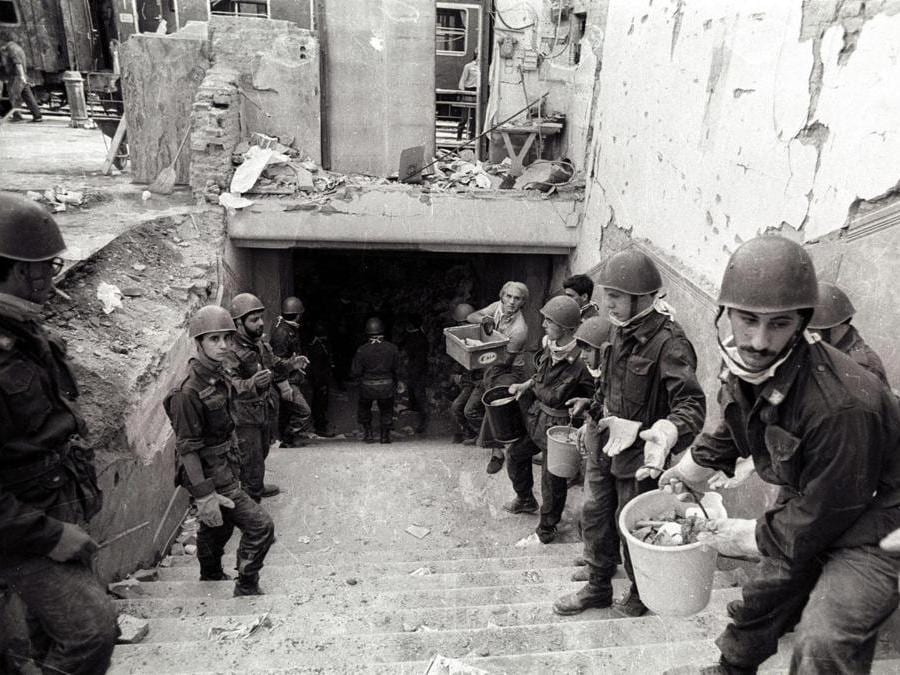 Il lavoro dei soccorritori subito dopo la strage di Bologna del 2 agosto 1980, in una foto d'archivio. ANSA