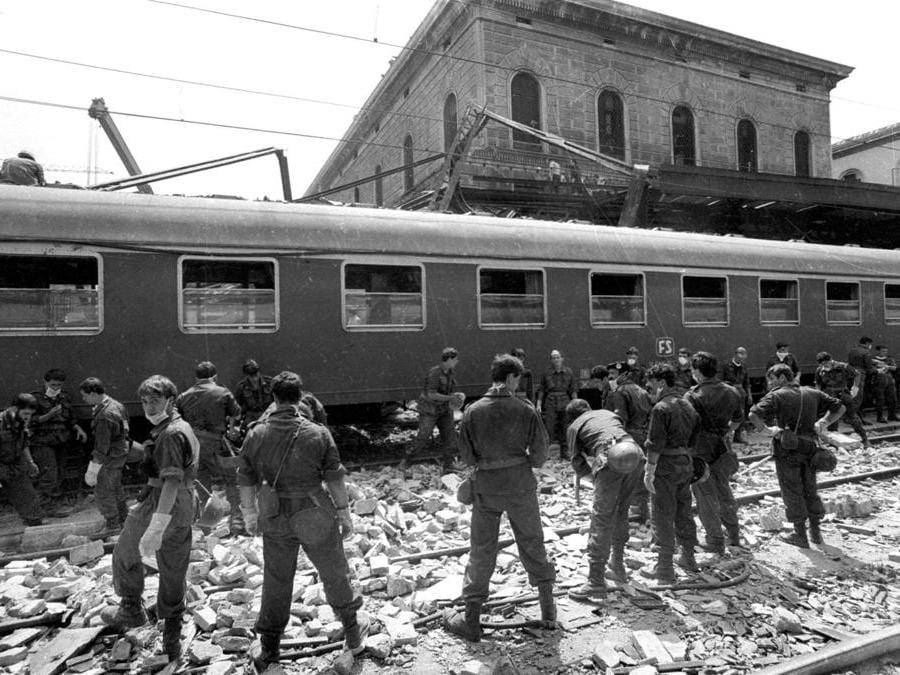 Il lavoro dei soccorritori dopo la strage di Bologna del 2 agosto 1980, in una foto d'archivio. ANSA