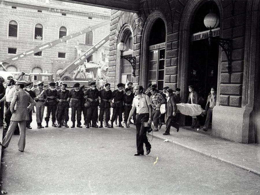 Il recupero delle salme della strage di Bologna del 2 agosto 1980. ANSA