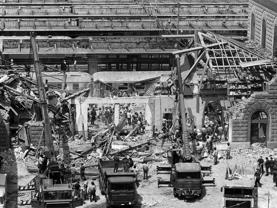 La sala d'aspetto della stazione di Bologna distrutta dall'esplosione della bomba del 2 agosto 1980, in una foto d'archivio. ANSA