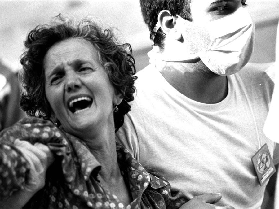 Una donna piange mentre viene soccorsa dopo la strage di Bologna del 2 agosto 1980. ANSA