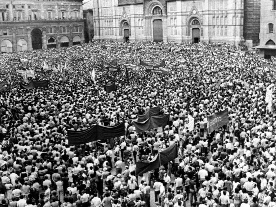 Veduta di Piazza Maggiore piena di persone durante la manifestazione organizzata dai sindacati contro il terrorismo dopo la strage di Bologna del 2 agosto 1980. ANSA