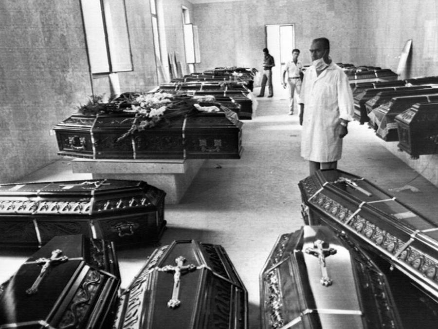 La camera ardente allestita alla Certosa dopo la strage di Bologna del 2 agosto 1980. ANSA