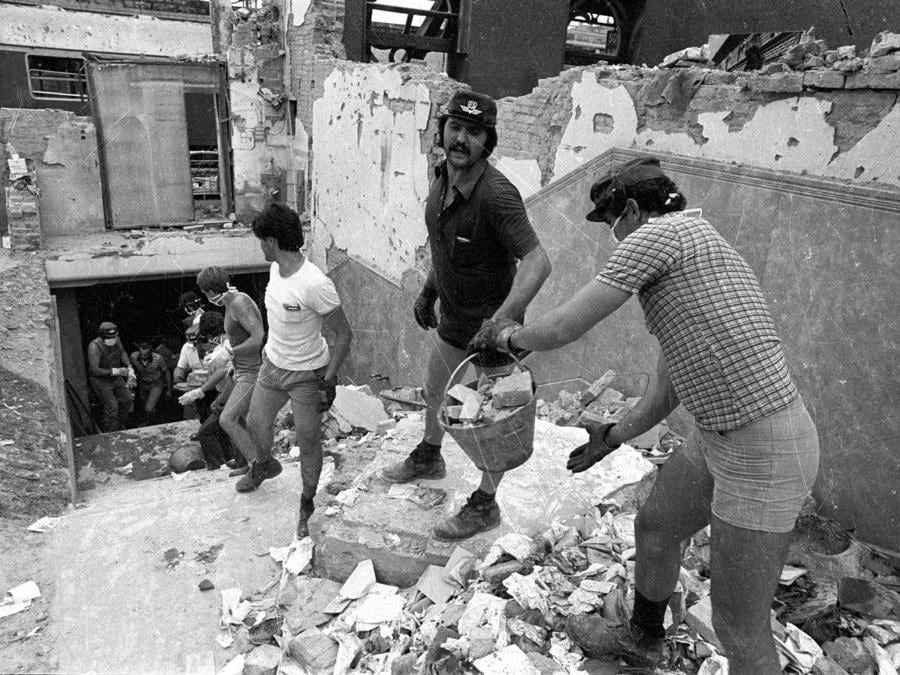 Il lavoro dei soccorritori subito dopo la strage di Bologna del 2 agosto 1980. ANSA