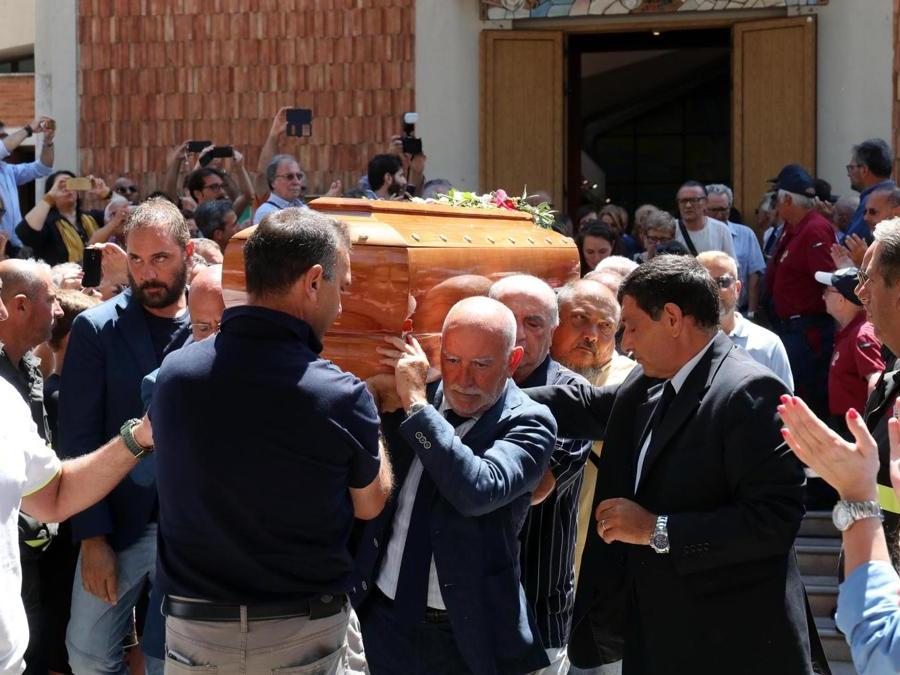 il feretro portato dal magistrato Vittorio Teresi e dal sindaco Leoluca Orlando - ANSA / IGOR PETYX