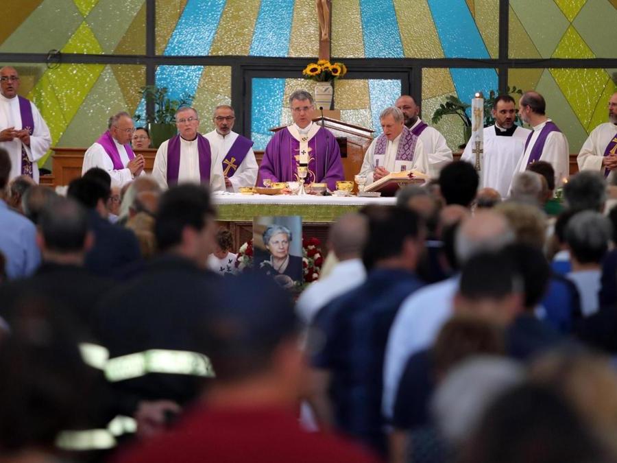Il vescovo Corrado Lorefice insieme a don Luigi Ciotti, fondatore di Libera, celebra il funerale di Rita Borsellino - ANSA / IGOR PETYX