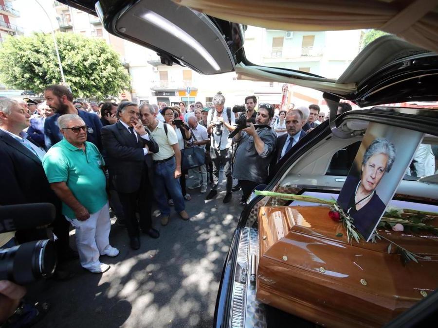 Il sindaco Leoluca Orlando e il procuratore Gianfranco Caselli dietro il feretro Rita Borsellino nella chiesa del Don Orione a Palermo - ANSA / IGOR PETYX