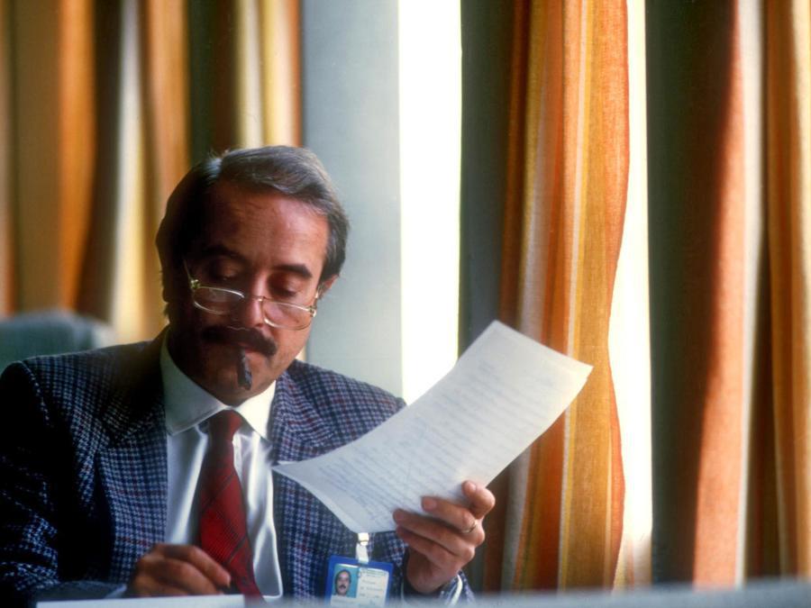 1989  - Giovanni Falcone nel suo studio. (Agf)