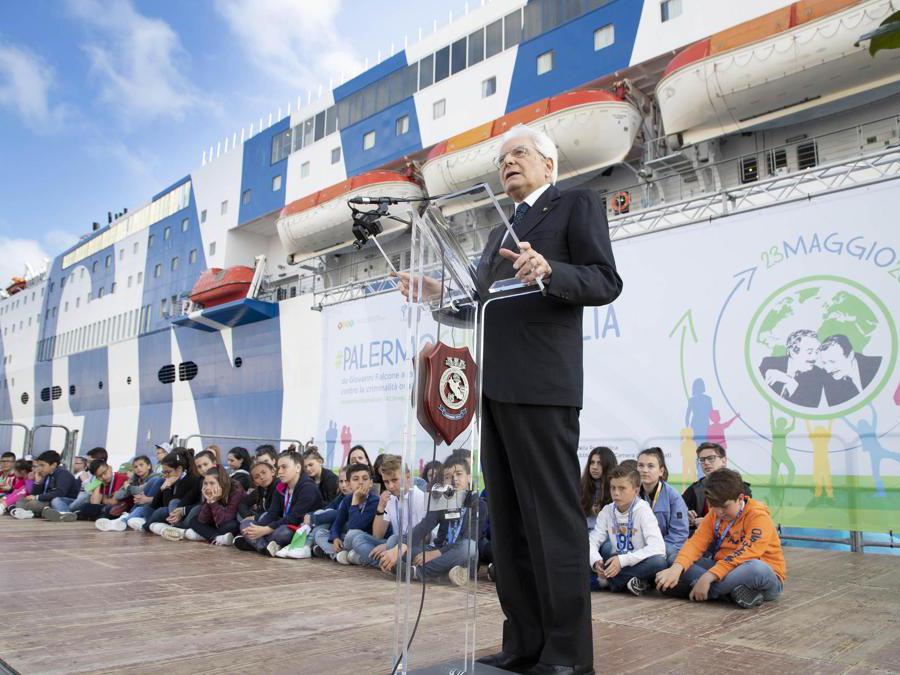 Il Presidente della Repubblica Sergio Mattarella alla cerimonia in occasione della partenza della Nave della Legalità. (Ansa)