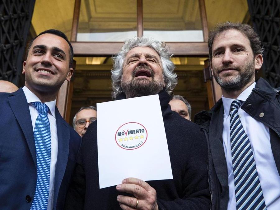 Beppe Grillo (C) con Luigi Di Maio (S) e Davide Casaleggio (D) durante la presentazione dei simboli elettorali al Viminale. ANSA/ANGELO CARCONI