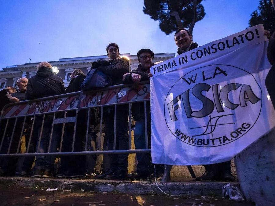 Persone in fila a margine della presentazione dei simboli elettorali al Viminale. ANSA/ANGELO CARCONI
