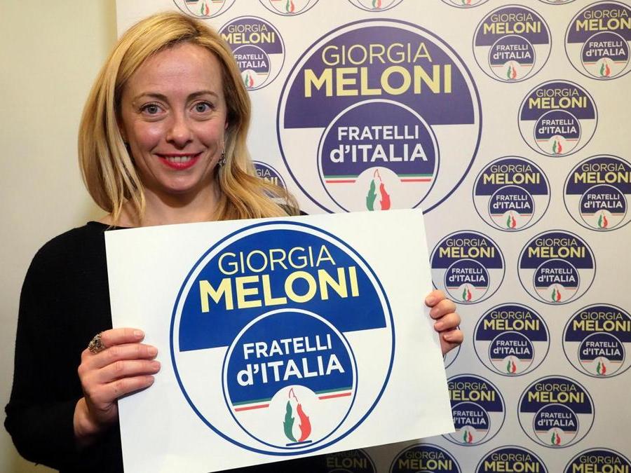 La presidente di Fratelli d'Italia, Giorgia Meloni, presenta il nuovo simbolo del partito con il suo nome. ANSA/ GIORGIO BENVENUTI