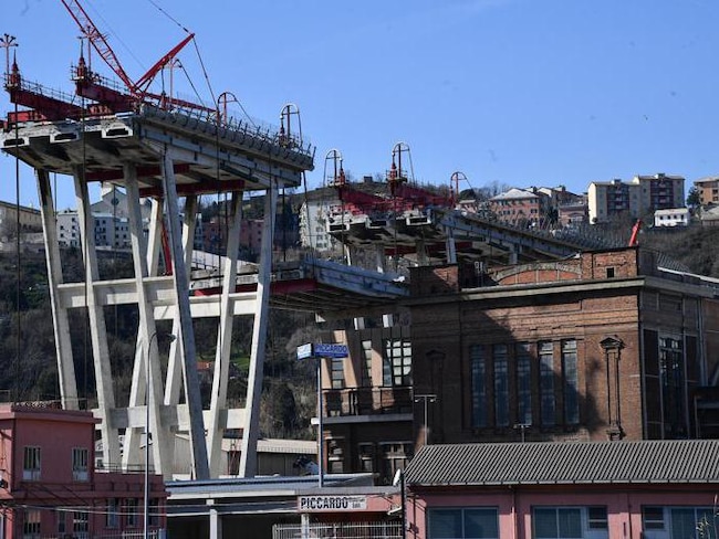 Ponte di Genova, le prime demolizioni del viadotto Morandi