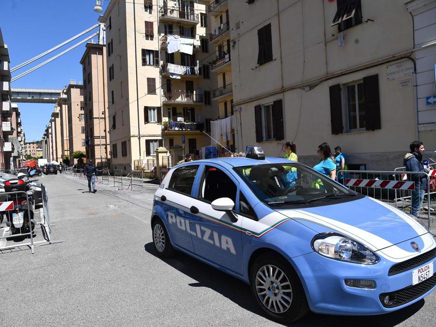 Polizia e forze dell'ordine presidiano la zona durante la ripresa delle operazioni per far entrare gli sfollati di via Porro nelle loro case per l'ultima volta, per poter recuperare le ultime cose, Genova. ANSA/LUCA ZENNARO