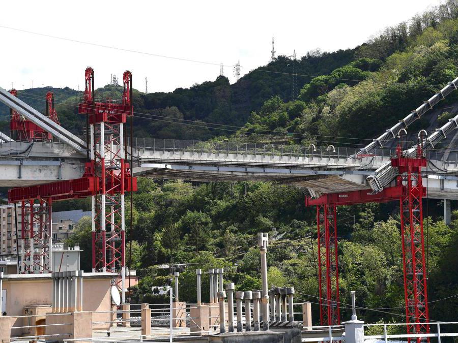 Un particolare delle torri che sorreggono l'impalcato viste dalle case ancora abitate di via Porro, dove sono riprese le operazioni per far entrare gli sfollati nelle loro case per lultima volta, per poter recuperare le ultime cose, Genova. ANSA/LUCA ZENNARO