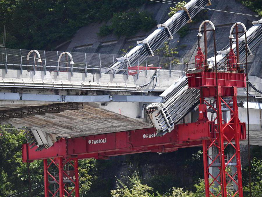 Un particolare delle torri che sorreggono l'impalcato viste dalle case ancora abitate di via Porro, dove sono riprese le operazioni per far entrare gli sfollati nelle loro case per l'ultima volta, per poter recuperare le ultime cose, Genova. ANSA/LUCA ZENNARO