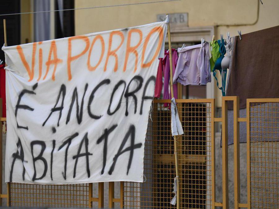 Un lenzuolo con la scritta ''via Porro è ancora abitata'' durante le operazioni per far entrare gli sfollati di via Porro nelle loro case per l'ultima volta, per poter recuperare le ultime cose, Genova. ANSA/LUCA ZENNARO