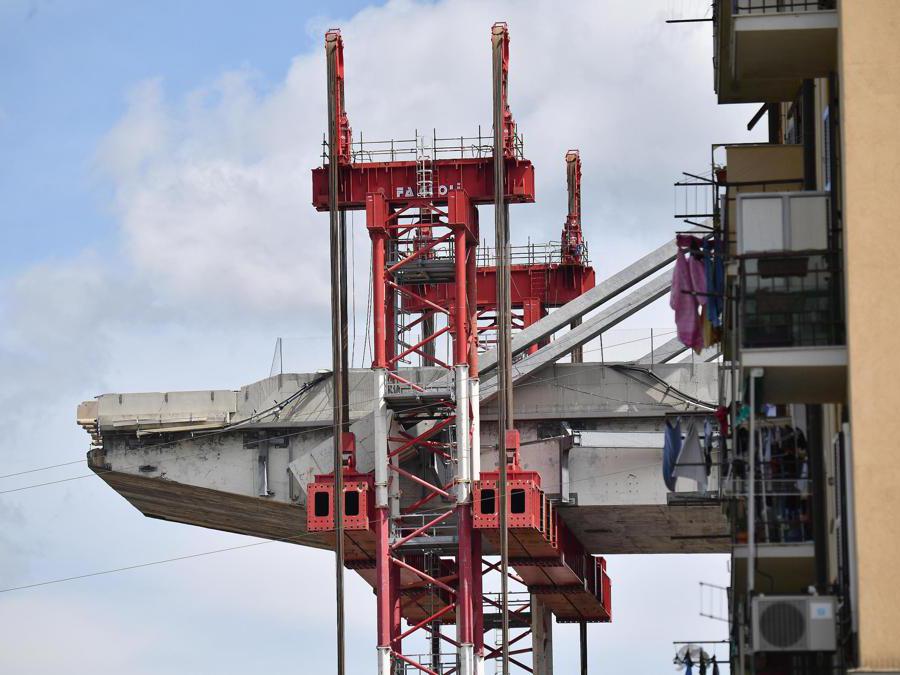 Un particolare delle torri che sorreggono l'impalcato viste dalle case ancora abitate di via Porro, dove sono riprese le operazioni per far entrare gli sfollati nelle loro case per l'ultima volta, Genova. ANSA/LUCA ZENNARO
